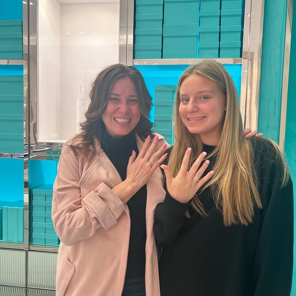 Meet your Posher, Cynthia - Picture 5 of 5